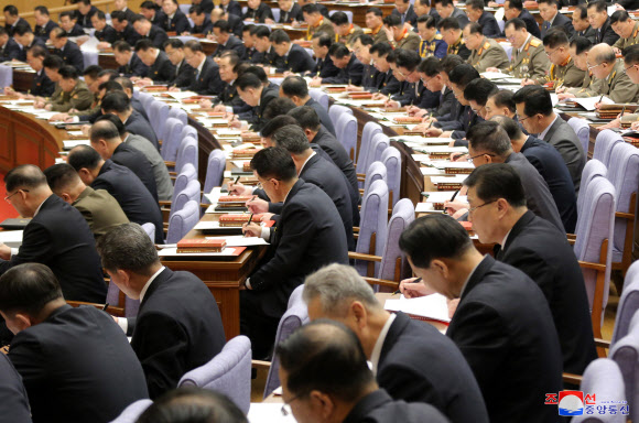 북한 노동당 중앙위원회 전원회의가 8∼11일 나흘간 진행됐다고 조선중앙통신이 12일 보도했다. 김정은 노동당 총비서는 이번 전원회의에서 올해 경제계획 수립 과정에서 나타난 문제점을 신랄히 비판하고 당 경제부장을 1달 만에 교체했다. 통신은 당 전문부서 부부장과 위원회·성·중앙기관 당·행정책임일군(간부), 도급 지도기관 책임일군, 시군당 책임비서, 중요공장·기업소 당·행정책임일군이 화상회의로 방청했다고 전했다. 2021.2.12 연합뉴스