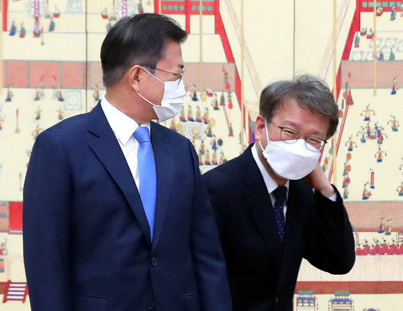 권칠승 장관 자리 안내하는 문 대통령