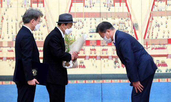 권칠승 장관 아버지에게 꽃다발 전하는 문 대통령