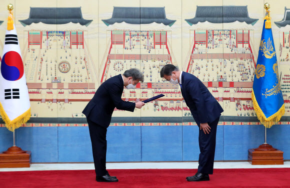 권칠승 중소벤처기업부 장관 임명장 수여하는 문 대통령