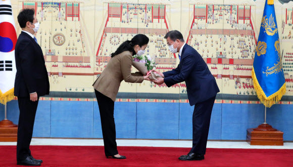 황희 장관 부인에게 꽃다발 전하는 문 대통령