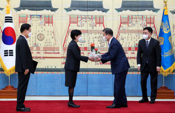 정의용 장관 부인에게 화분 전하는 문 대통령