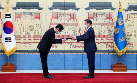 황희 문화체육관광부 장관 임명장 수여하는 문 대통령