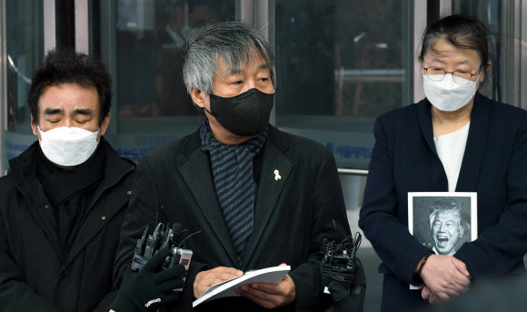 기자회견 하는 고 백기완 선생 유가족과 관계자