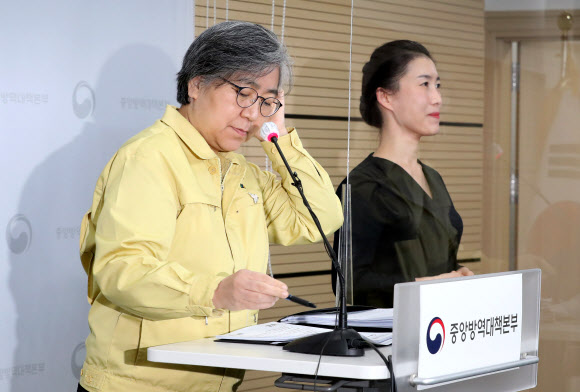 머리카락 넘기는 정은경 청장