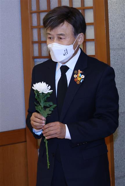 김원웅 광복회장 ‘고 백기완 선생 향한 헌화’