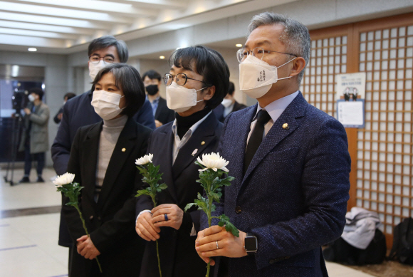 열린민주당 최강욱 대표(왼쪽), 김진애 의원, 강민정 의원, 김성회 대변인이 15일 오후 서울 종로구 서울대병원 장례식장에 마련된 고 백기완 통일문제연구소장 빈소를 찾아 조문하고 있다. 2021. 2. 15 박지환 기자 popocar@seoul.co.kr