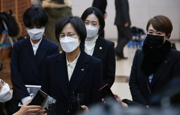 정의당 강은미 비상대책위원장이 15일 오후 서울 종로구 서울대병원 장례식장에 마련된 고 백기완 통일문제연구소장 빈소를 찾아 조문한 뒤 취재진의 질문에 답하고 있다. 2021. 2. 15 박지환 기자 popocar@seoul.co.kr