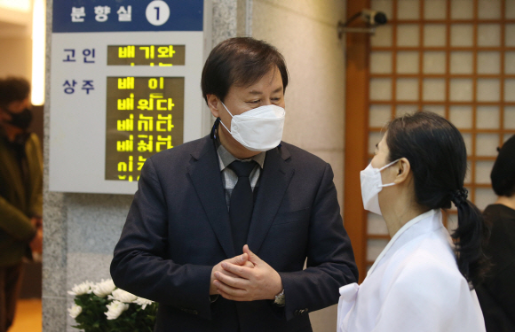 더불어민주당 도종환 의원이 15일 오후 서울 종로구 서울대병원 장례식장에 마련된 고 백기완 통일문제연구소장 빈소를 찾아 조문한 뒤 상주와 대화를 나누고 있다. 2021. 2. 15 박지환 기자 popocar@seoul.co.kr