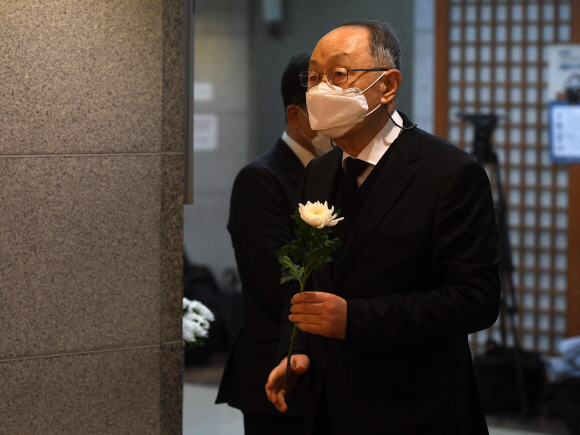 백낙청 서울대학교 명예교수가 15일 종로구 서울대병원 장례식장에 마련된 고 백기완 통일문제연구소장 빈소로 이동하고 있다. 2021.2.15 박지환기자 popocar@seoul.co.kr