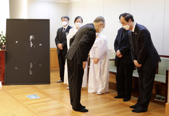 백기완 통일문제연구소 소장의 빈소가 마련된 서울 종로구 혜화동 서울대학교 장례식장에서 15일 오후 시민들이 조문을 하고 있다. 2021.2.15 박지환기자 popocar@seoul.co.kr