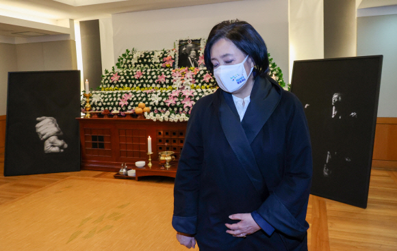 서울시장 보궐선거에 출마한 더불어민주당 박영선 경선 후보(전 중소벤처기업부 장관)가 15일 오후 서울 종로구 서울대병원 장례식장에 마련된 고 백기완 통일문제연구소장 빈소를 찾아 고인의 넋을 기리며 조문하고 있다. 2021.2.15 박지환기자 popocar@seoul.co.kr