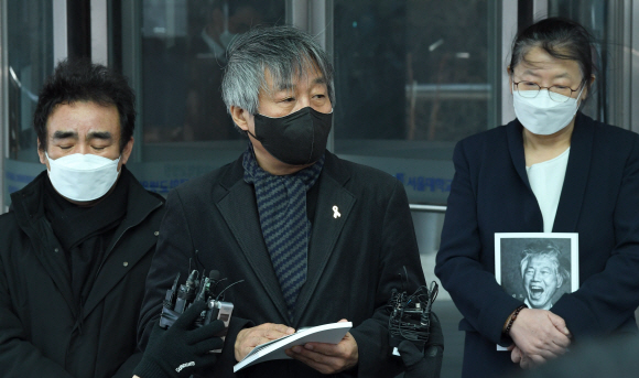 폐렴 증상으로 입원해 투병생활을 해오던 백기완 통일문제연구소장이 15일 별세했다. 이날 서울대병원 장례식장에 마련된 빈소에서 유가족과 관계자들이 기자회견을 하고 있다. 2021. 02. 15. 박지환기자 popocar@seoul.co.kr