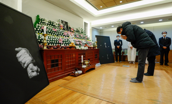 양한웅 조계종 사회노동위원회 집행위원장이 15일 종로구 서울대병원 장례식장에 마련된 고 백기완 통일문제연구소장 빈소에서 조문하고 있다. 2021.2.15 박지환기자 popocar@seoul.co.kr