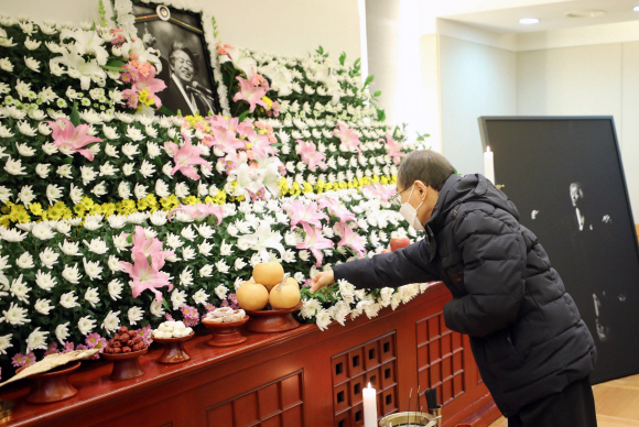 권오헌 양심수후원회 명예회장이 15일 오후 서울 종로구 서울대병원 장례식장에 마련된 고(故) 백기완 통일문제연구소장의 빈소를 찾아 조문하고 있다. 2021. 2. 15 박지환 기자 popocar@seoul.co.kr