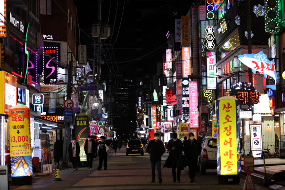 수도권 사회적 거리두기 조치가 2단계로 완화된 15일 오후 9시경 서울 송파구 잠실새내역 인근 거리에 위치한 가게 간판들이 밝게 켜져 있다. 이날부터 수도권 식당과 카페의 영업시간 제한은 오후 9시에서 10시로 1시간 늦춰진다. 2021.2.15 연합뉴스