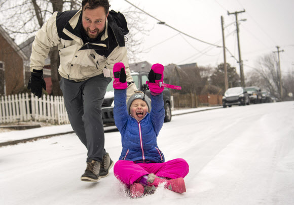 한 남성이 15일(현지시간) 미국 테네시주 내슈빌에 있는 로클랜드 스프링스 인근 언덕에서 다섯 살짜리 딸과 즐거운 시간을 보내고 있다. AP 연합뉴스