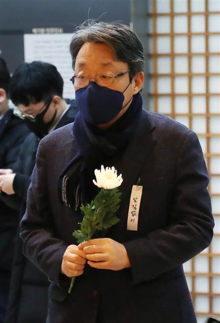 김성식 전 의원, 고 백기완 빈소 찾아
