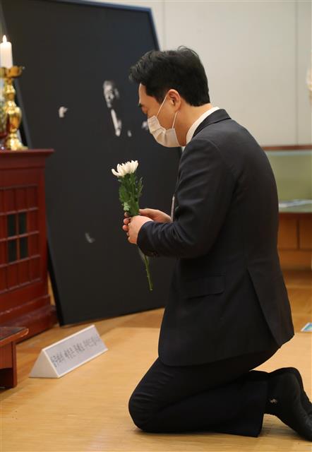 박수현 위원장, 고 백기완 빈소 조문