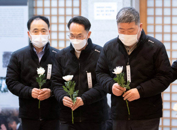 김동명 한국노총 위원장, 고 백기완 선생 조문
