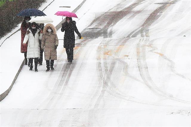 ‘눈 쌓인 언덕길’