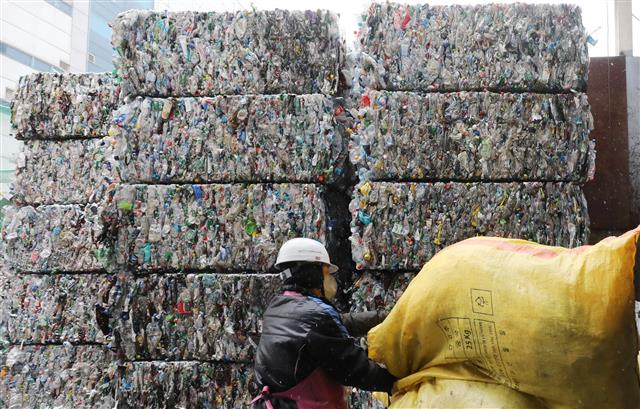 벽으로 쌓여진 재활용 쓰레기