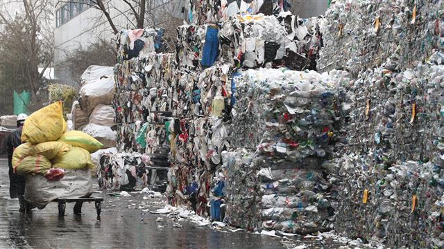 벽 이룬 일회용 재활용품