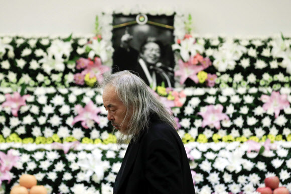 고 백기완 선생 조문 마친 전인권