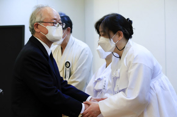 고 백기완 선생 빈소 찾은 이부영 이사장