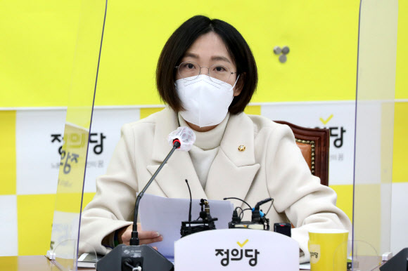 정의당 장혜영 의원이 16일 국회에서 열린 의원총회에서 발언하고 있다. 연합뉴스