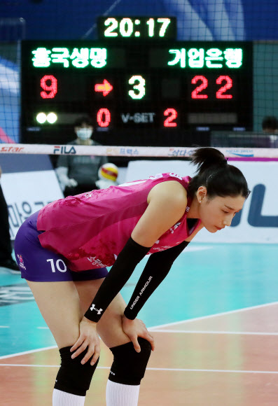 16일 인천 계양체육관에서 열린 여자프로배구 인천 흥국생명 핑크스파이더스와 화성 IBK기업은행 알토스의 경기. 흥국생명 김연경이 잇따른 팀 실점에 아쉬움을 감추지 못하고 있다. 이날 흥국생명은 세트 스코어 0-3으로 IBK기업은행에 패배했다. 2021.2.16  연합뉴스