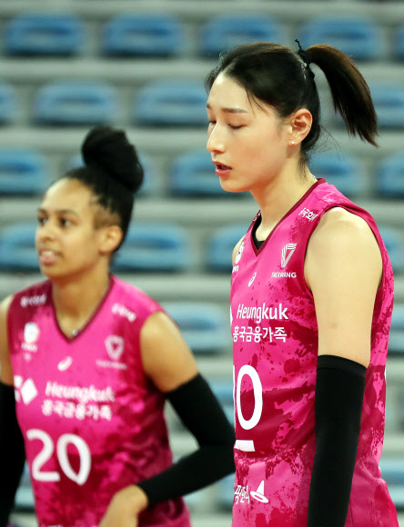 16일 인천 계양체육관에서 열린 여자프로배구 인천 흥국생명 핑크스파이더스와 화성 IBK기업은행 알토스의 경기. 흥국생명 김연경이 잇따른 팀 실점에 아쉬움을 감추지 못하고 있다. 이날 흥국생명은 세트 스코어 0-3으로 IBK기업은행에 패배했다. 2021.2.16  연합뉴스