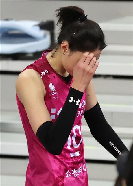 16일 오후 인천 계양체육관에서 열린 프로배구 ‘2020-21시즌 도드람 V리그’ 여자부 흥국생명과 IBK기업은행의 경기에서 흥국생명 김연경이 경기에서 패배한 뒤 아쉬워하고 있다. 흥국생명은 이날 IBK기업은행을 상대로 세트스코어 0대3으로 패하며 4연패를 기록했다.  2021.2.16 뉴스1