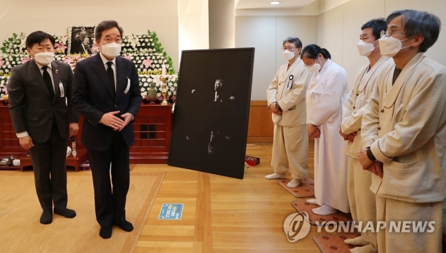 더불어민주당 이낙연 대표가 16일 서울 종로구 서울대병원 장례식장에 마련된 고(故) 백기완 통일문제연구소장 빈소를 찾아 조문을 마치고 유가족을 위로하고 있다. 2021.2.16 연합뉴스