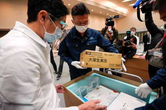 화이자 코로나19 백신 점검하는 일본 병원 관계자