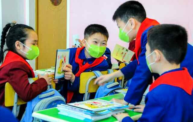 ‘김정은 선물’ 학습장 들고 대화하는 북한 어린이들