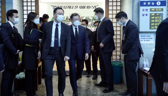 문재인 대통령이 17일 오전 서울 종로구 서울대학교병원 장례식장에 마련된 고 백기완 통일문제연구소장 빈소에서 조문을 마치고 나오고 있다. 2021. 2. 17 도준석 기자 pado@seoul.co.kr