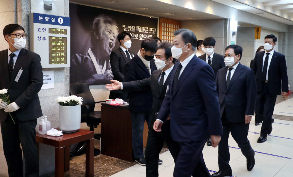 문재인 대통령이 17일 오전 서울 종로구 서울대학교병원 장례식장에 마련된 고 백기완 통일문제연구소장 빈소에 들어서고 있다. 2021. 2. 17 도준석 기자 pado@seoul.co.kr