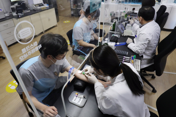 2021년도 첫 병역판정검사가 실시된 17일 오전 서울 영등포구 서울지방병무청에서  입영 대상자들이   신체검사를 받고 있다.2021. 2. 17 정연호 기자 tpgod@seoul.co.kr