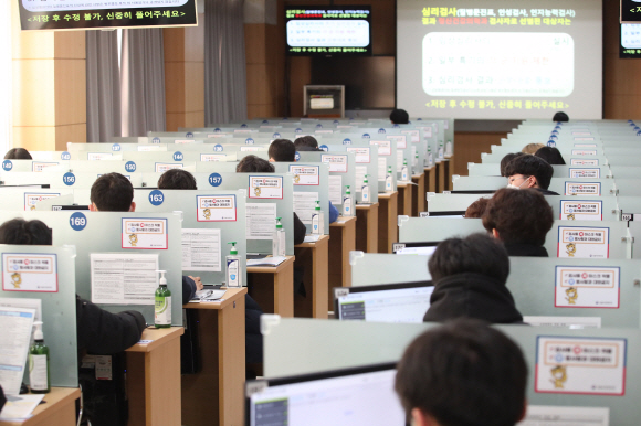 2021년도 첫 병역판정검사가 실시된 17일 오전 서울 영등포구 서울지방병무청에서  입영 대상자들이   심리검사를 받고 있다.2021. 2. 17 정연호 기자 tpgod@seoul.co.kr