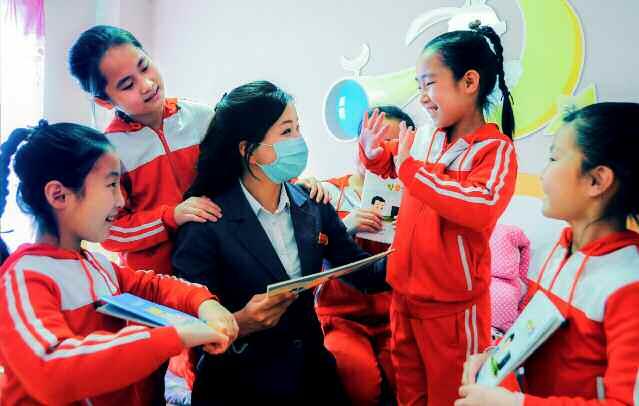 리설주 여사, 광명성절 맞아 아이들에게 선물