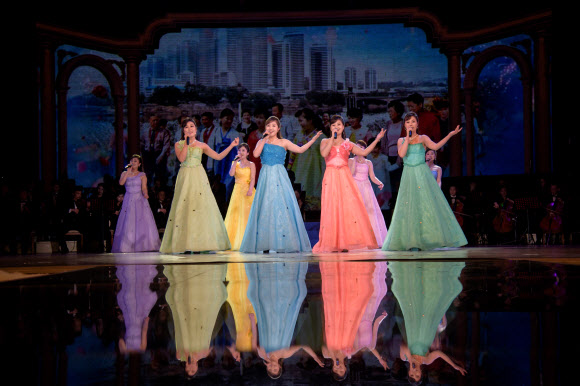 만수대예술단 단원들이 16일(현지시간) 동평양대극장에서 고(故) 김정일 북한 국방위원장의 79회 생일을 맞아 축하공연을 하고 있다. 북한에서는 김정일 위원장의 생일을 ‘광명성절’로 부른다. AFP 연합뉴스