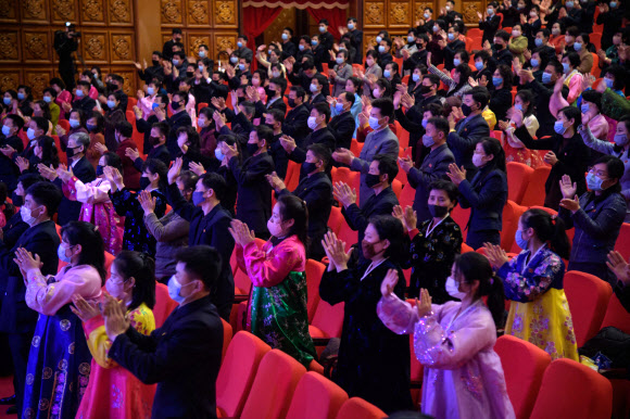 북한 주민들이 16일(현지시간) 동평양대극장에서 열린 고(故) 김정일 북한 국방위원장의 79회 생일을 맞아 만수대예술단 단원들의 축하공연에 박수를 치고 있다. 북한에서는 김정일 위원장의 생일을 ‘광명성절’로 부른다. AFP 연합뉴스