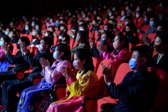 북한 주민들이 16일(현지시간) 동평양대극장에서 열린 고(故) 김정일 북한 국방위원장의 79회 생일을 맞아 만수대예술단 단원들의 축하공연에 박수를 치고 있다. 북한에서는 김정일 위원장의 생일을 ‘광명성절’로 부른다. AFP 연합뉴스