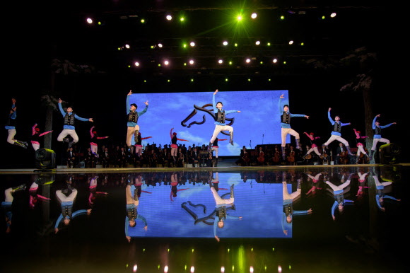 만수대예술단 단원들이 16일(현지시간) 동평양대극장에서 고(故) 김정일 북한 국방위원장의 79회 생일을 맞아 축하공연을 하고 있다. 북한에서는 김정일 위원장의 생일을 ‘광명성절’로 부른다. AFP 연합뉴스