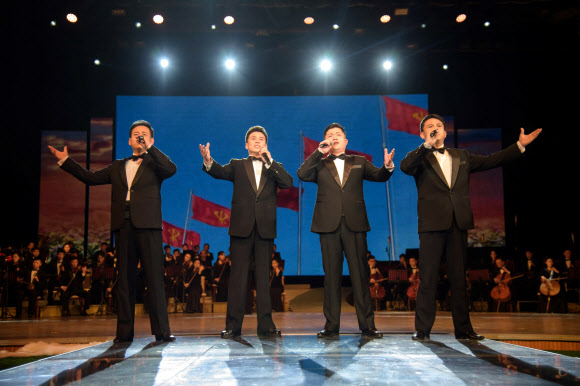 만수대예술단 단원들이 16일(현지시간) 동평양대극장에서 고(故) 김정일 북한 국방위원장의 79회 생일을 맞아 축하공연을 하고 있다. 북한에서는 김정일 위원장의 생일을 ‘광명성절’로 부른다. AFP 연합뉴스