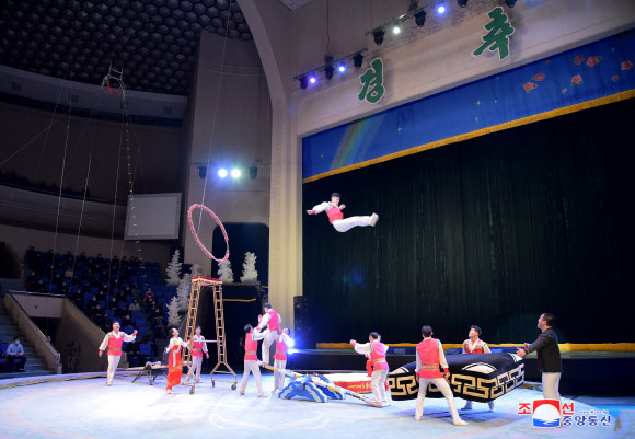 북한, 김정일 생일 ‘광명성절’ 맞이 공연