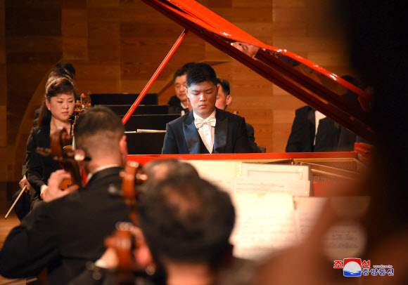 북한, 김정일 생일 ‘광명성절’ 맞아 국립교향악단 공연