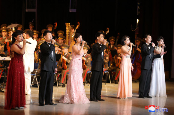북한 김정은, 리설주와 공연 관람…리설주 13개월만에 공개석상 등장