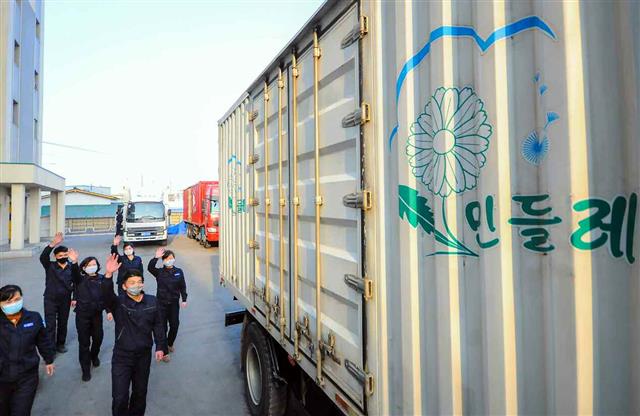 북한 아이들한테 가는 ‘김정은 선물’ 실린 차량